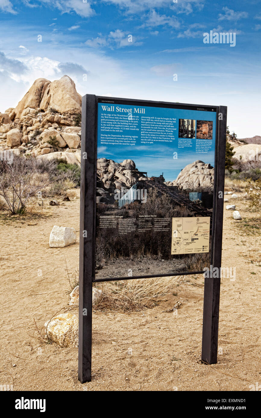 Tafel, die das Trail und Highlights der Wall Street Mühle und Mine in Joshua Tree National Park, Kalifornien, USA. Stockfoto