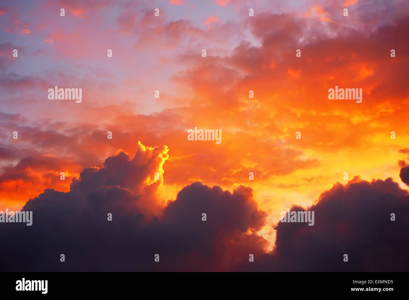 Wolkengebilde bei Sonnenuntergang mit dramatischen roten Wolken Stockfoto