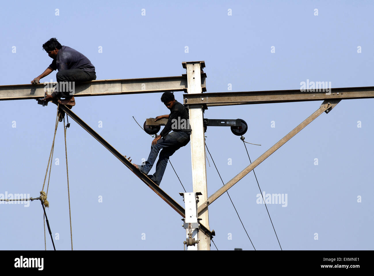 Arbeiter, die Oberleitungen der Eisenbahnlinie, Bombay, Mumbai, Maharashtra, Indien, Asien Stockfoto