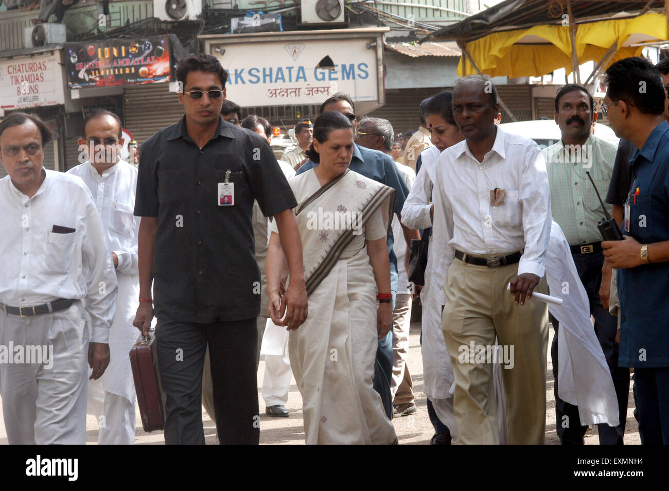 Congress Präsidentin Sonia Gandhi Ranjit Deshmukh Parlament Murli Deora Ambika Soni Bombe Explosion Website Zaveri Bazaar Kalbadevi Mumbai Maharashtra Indien Stockfoto