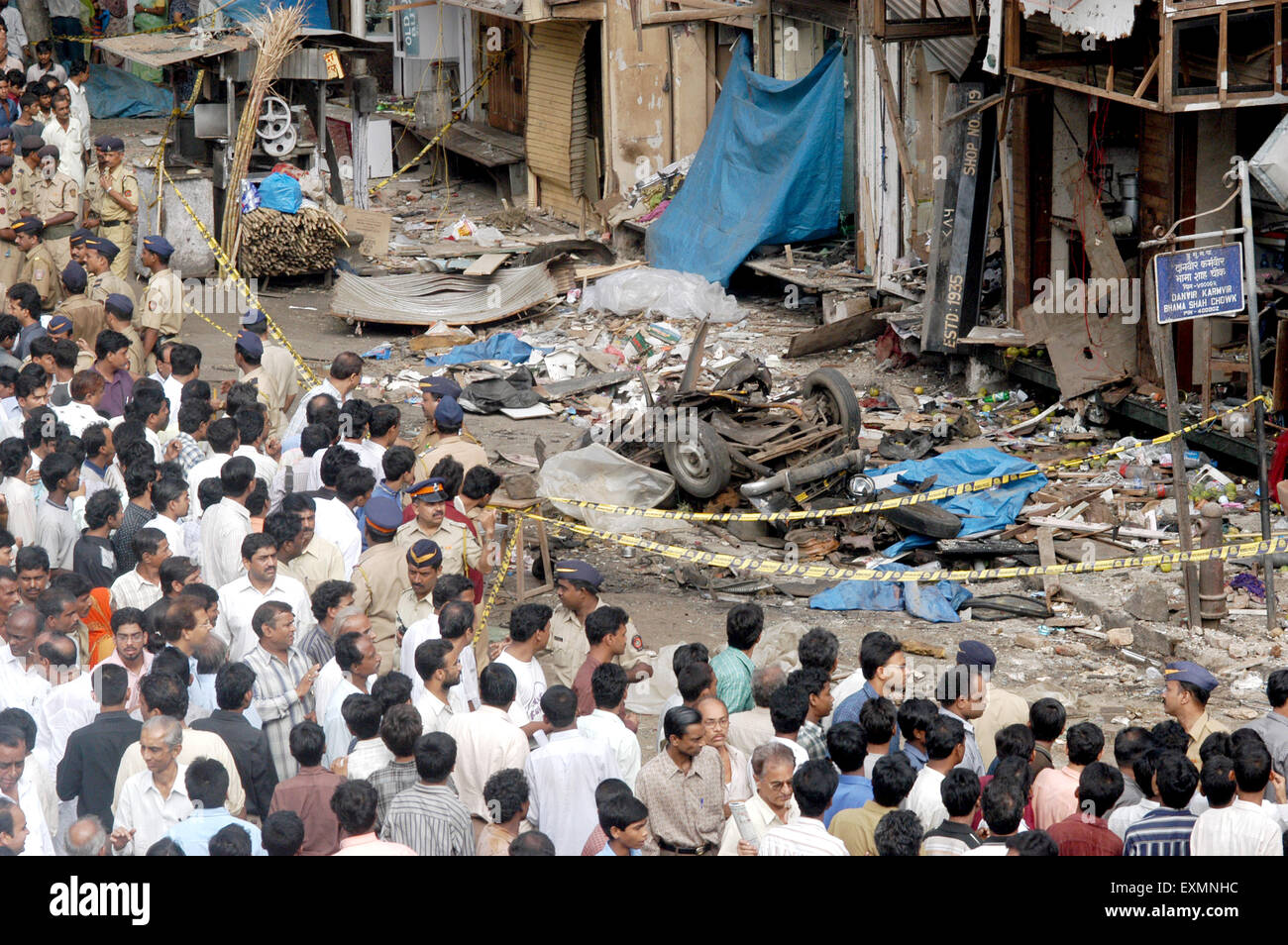 Menge Terror Bombe Explosion vor Ort beschädigt Auto Zaveri Bazaar Kalbadevi Bombay Mumbai Maharashtra Indien Stockfoto