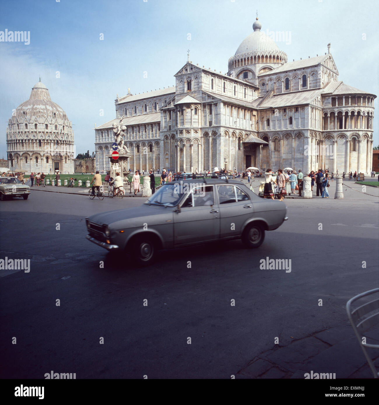 Der Dom Santa Maria Assunta Und Das Baptisterium von Pisa, Italien 1980er Jahre.  Die Kathedrale Santa Maria Assunta und das Baptisterium von Pisa, Italien der 1980er Jahre. Stockfoto