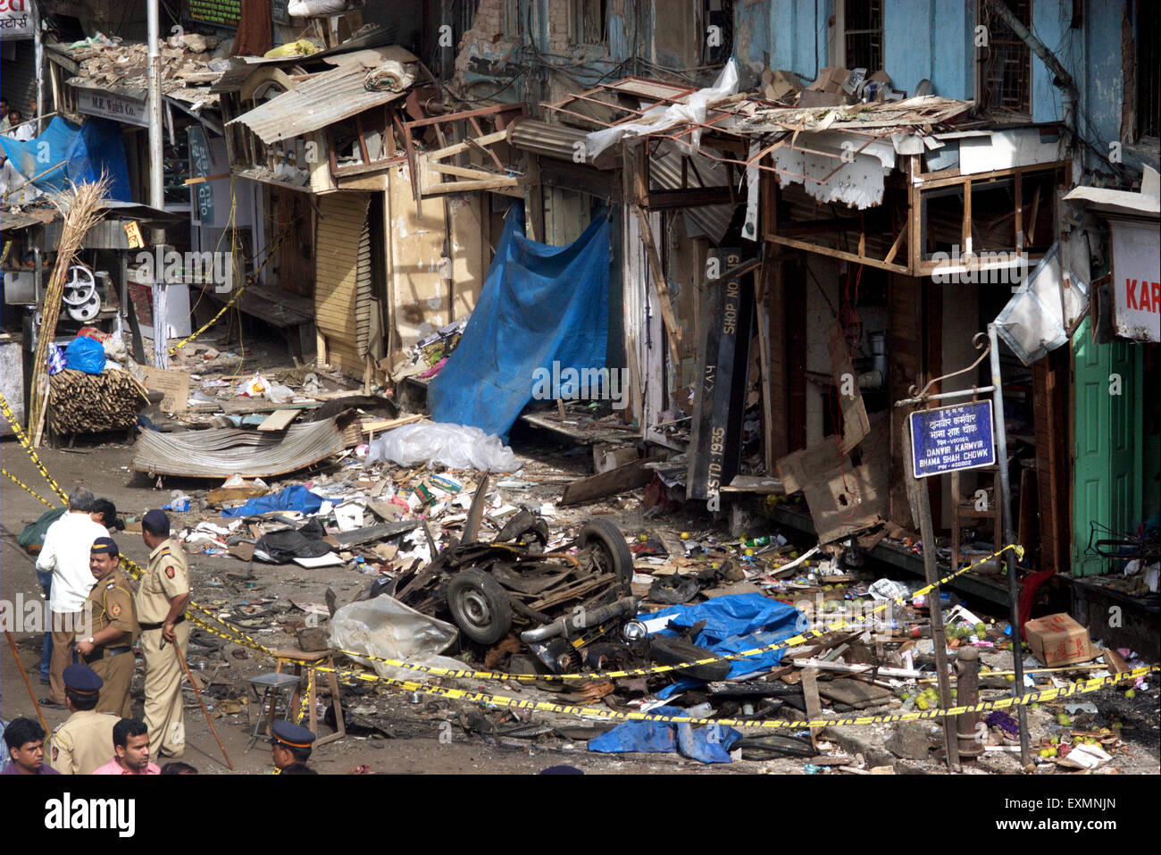 Auto beschädigt zerstört Bombe Explosion Zaveri Bazaar Kalbadevi Bombay Mumbai Maharashtra Indien Stockfoto