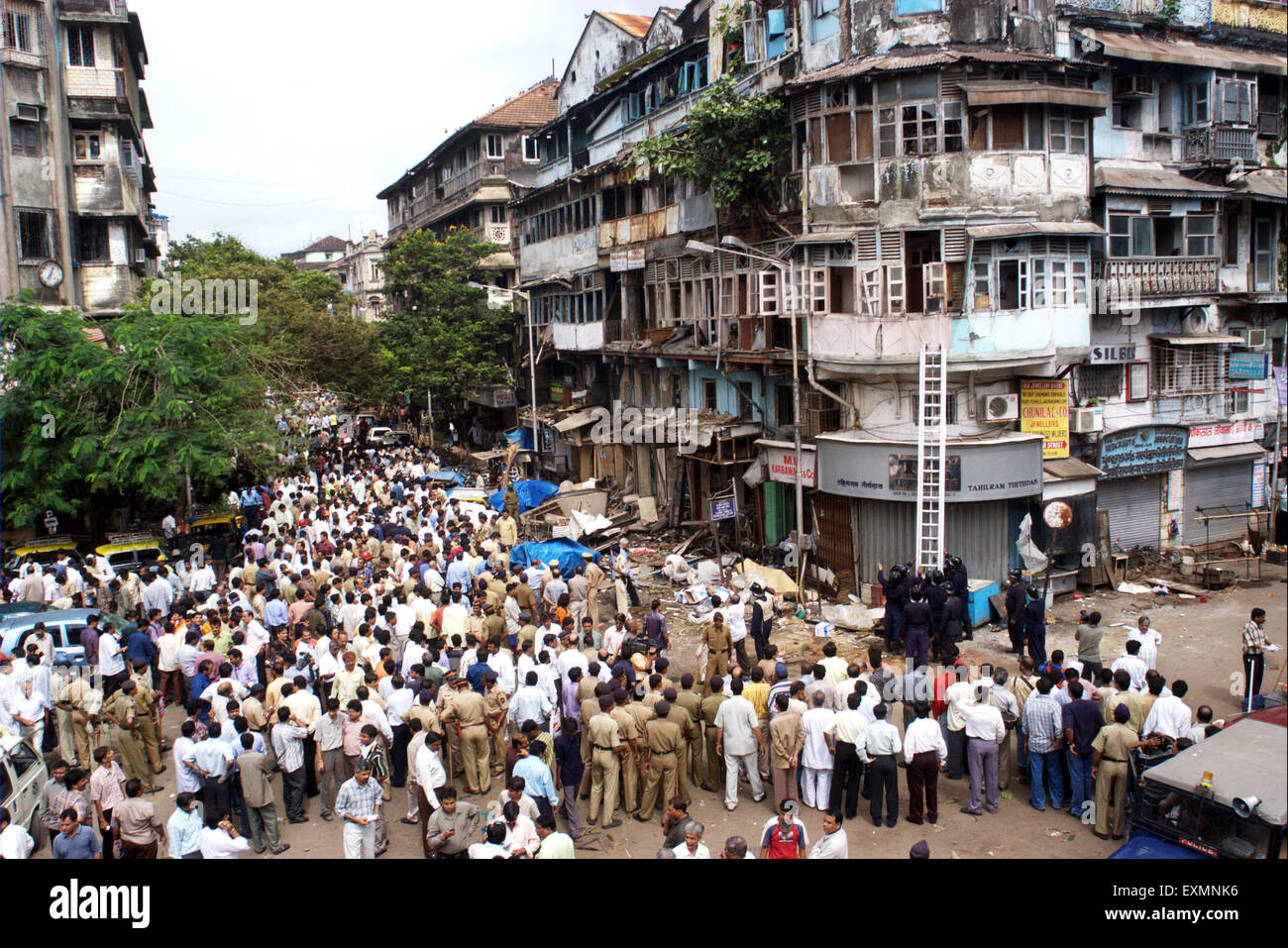 Polizei drängen Terror Bombe Explosion Website Zaveri Bazaar Kalbadevi Bombay Mumbai Maharashtra Indien Stockfoto