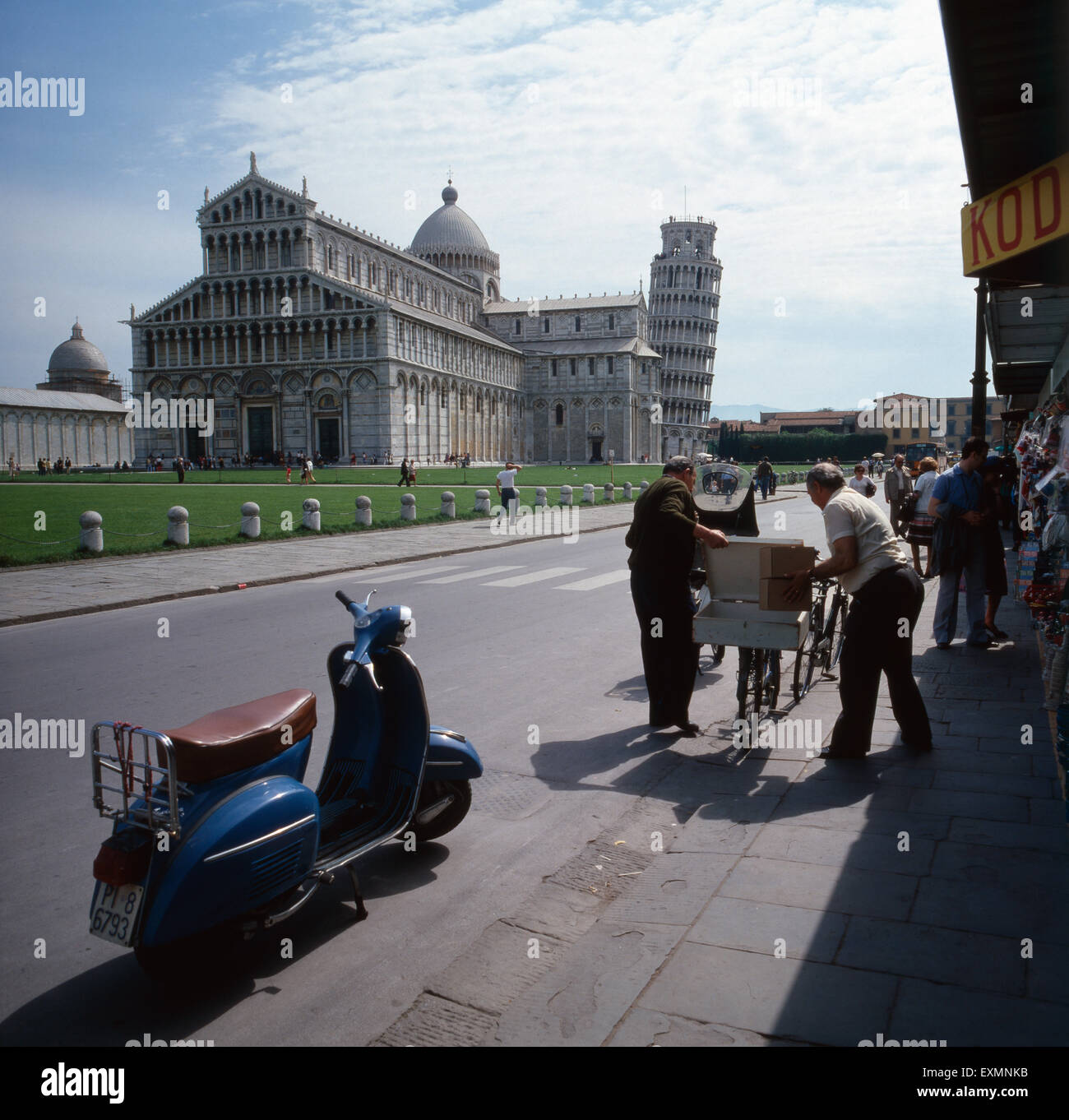 Der Schiefe Turm Und der Dom Santa Maria Assunta von Pisa, Italien 1980er Jahre. Der schiefe Turm ein die Kathedrale Santa Maria Assunta von Pisa, Italien der 1980er Jahre. Stockfoto