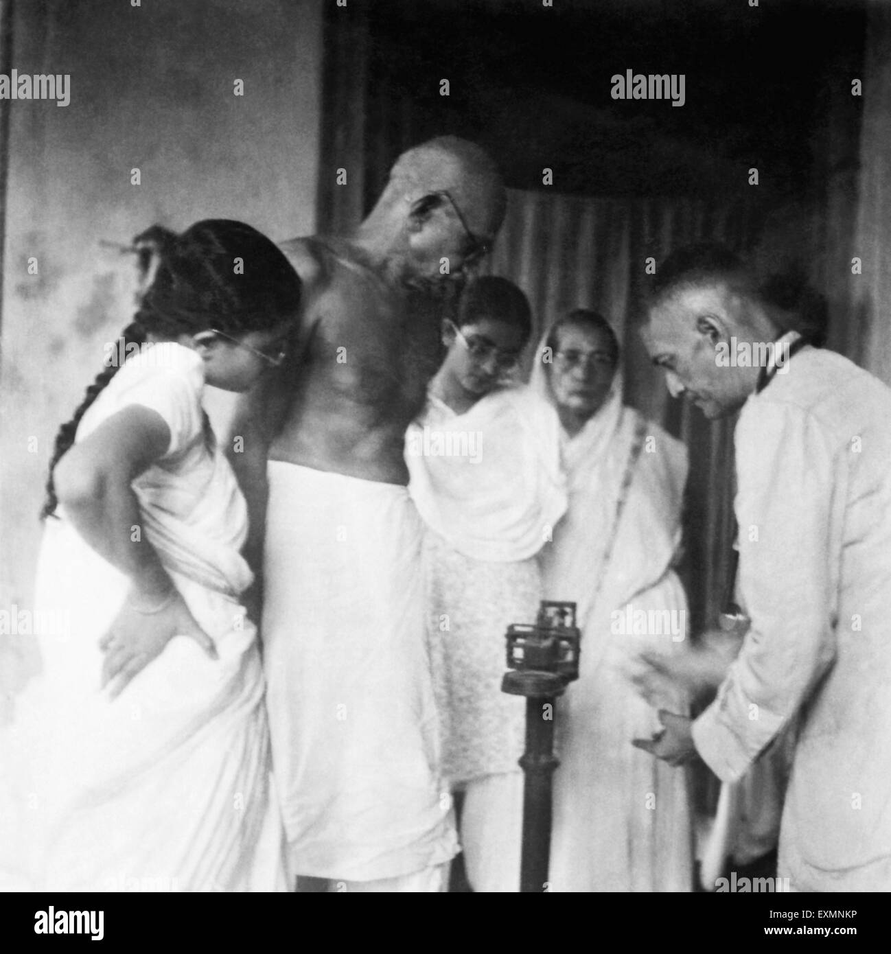 Mahatma Gandhi auf eine Waage während seiner Belia Ghat schnell 1946 Abha Gandhi Manu Gandhi auch gesehen werden stehend Sharad Bose Stockfoto