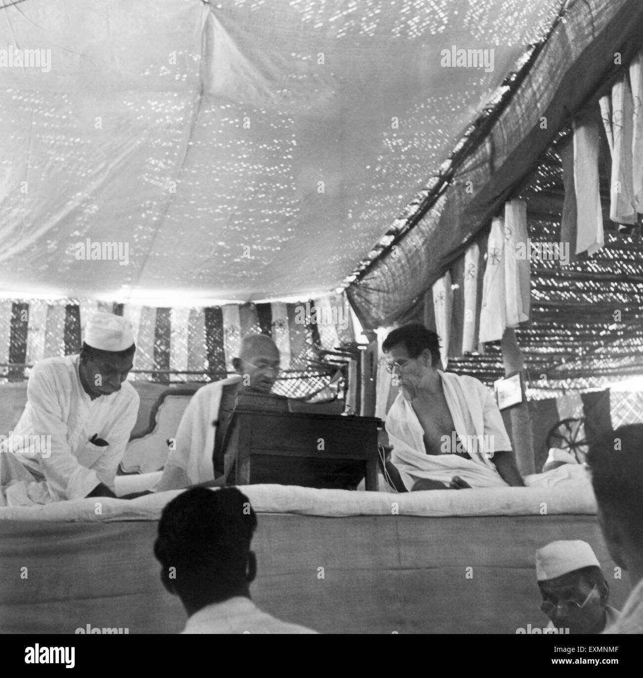 Rajendra Prasad; Mahatma Gandhi und Vinoba Bhave Sevagram Ashram; 1941; Indien nicht Herr Stockfoto