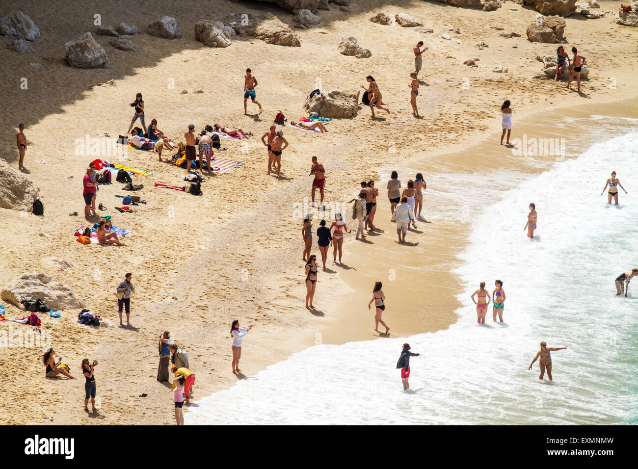 Anonyme Menge am Strand, Insel Lefkada, Griechenland Stockfoto