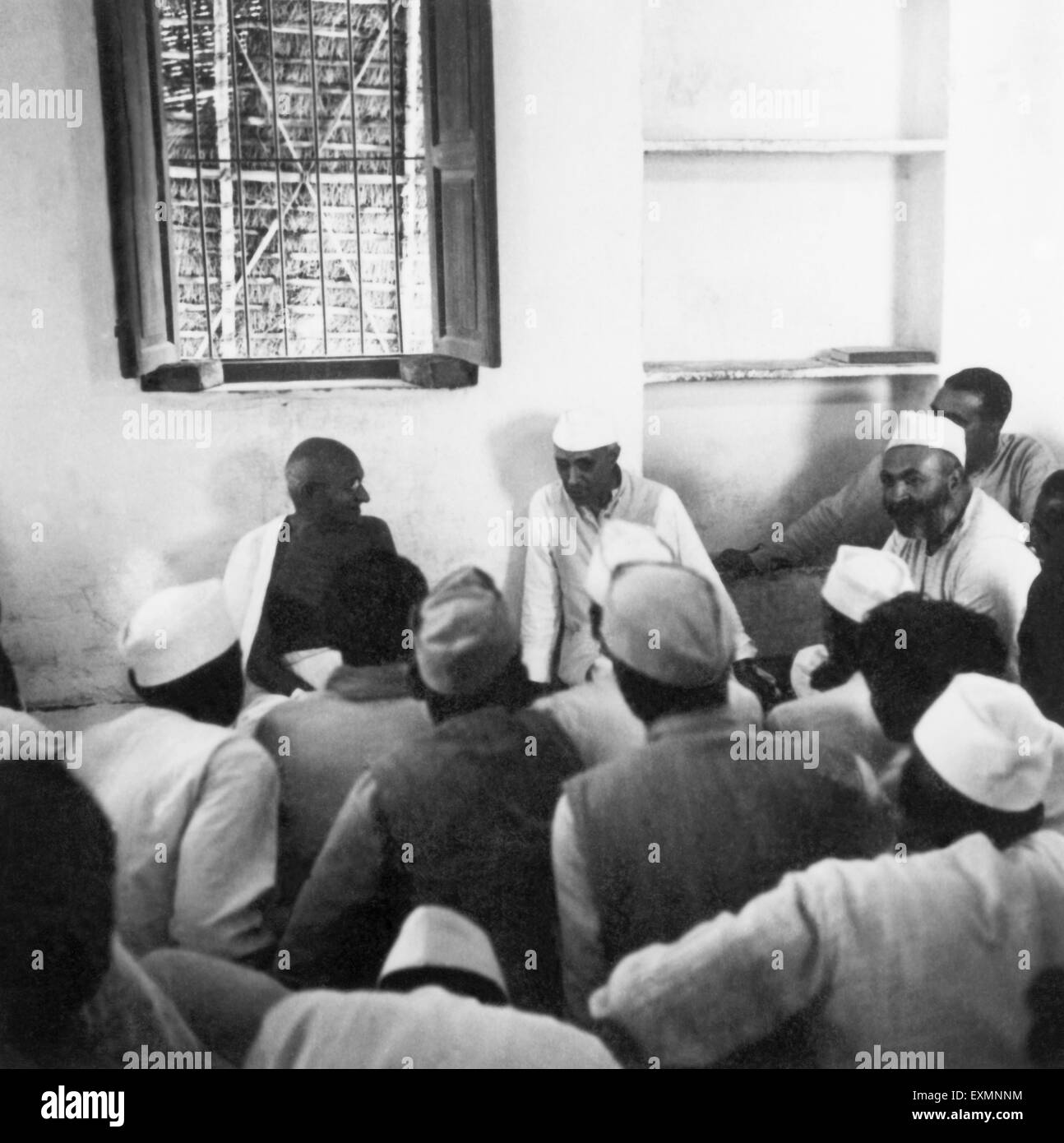 mahatma-gandhi-jawaharlal-nehru-und-arbeitnehmer-bei-bhangi-kehrmaschine-kolonie-neu-delhi-1946-indien-nicht-herr-exmnnm.jpg