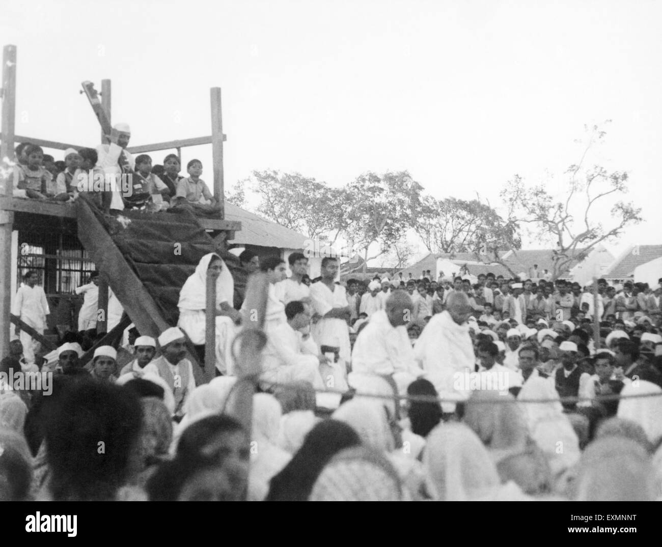 Mahatma Gandhi und Sardar Vallabhbhai Patel bei einem Gebetstreffen in Mahatma Gandhis schnell bei Rashtriyashala Ashram Rajkot Stockfoto
