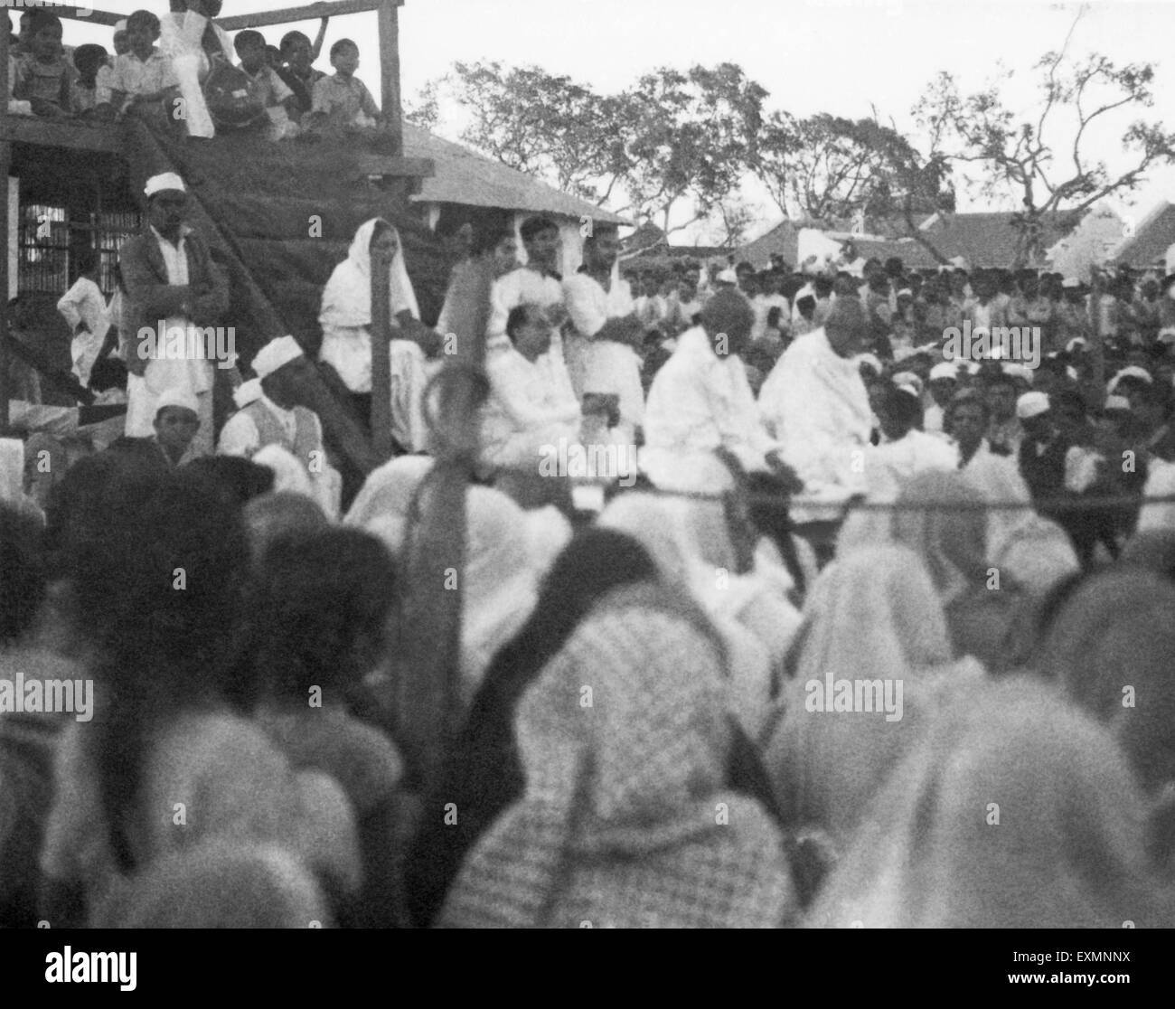 Mahatma Gandhi und Sardar Vallabhbhai Patel bei einem Gebetstreffen in Mahatma Gandhis schnell bei Rashtriyashala Ashram Rajkot Stockfoto