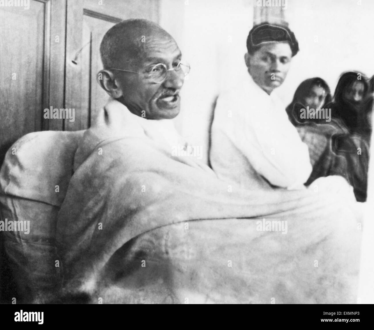 Mahatma Gandhi sprach mit Arbeitern während seines Fastens in Rashtriyashala Ashram; Rajkot; März 1939; indischer Führer altes Vintage-Bild der 1900er Jahre Stockfoto