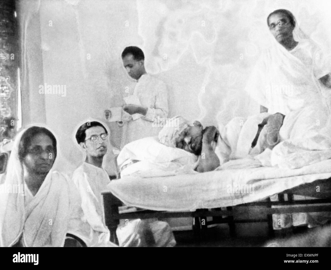 Mahatma Gandhi schläft während seines Fastens im Rashtriyashala Ashram; Rajkot; 1939; indischer Führer altes Vintage-Bild der 1900er Jahre Stockfoto