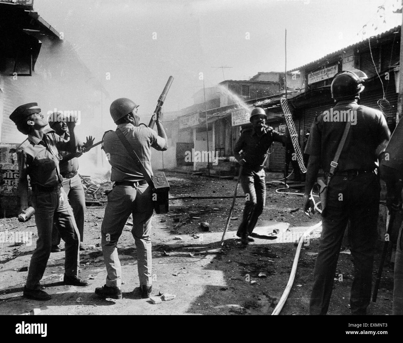 Polizist feuert Tränengas Shell Kontrolle Unruhen Mumbai Maharashtra Indien Stockfoto