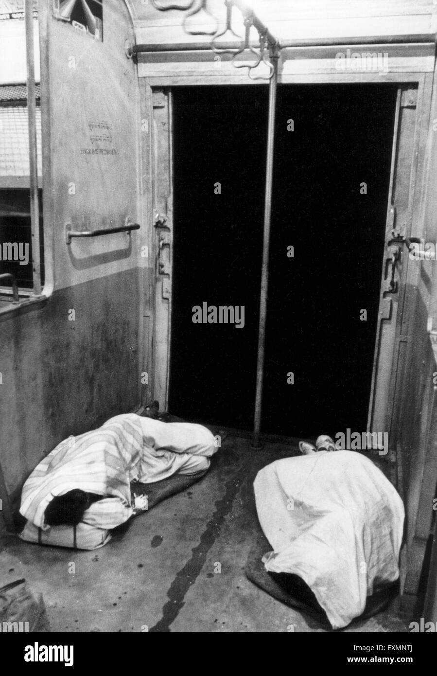 Männer, die auf Zug Abteil Boden schlafen Stockfoto