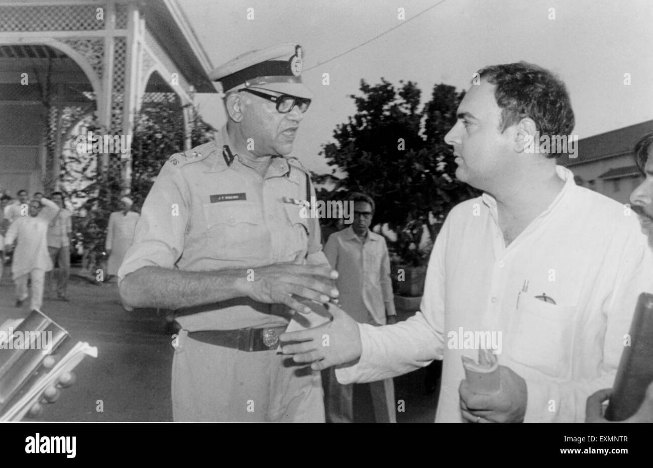 Indischer Politiker Indian National Congress Party ehemaliger Premierminister Rajiv Gandhi schüttelt sich die Hände mit Julio Francis Ribeiro indischer Polizeibeamter in Raj Bhawan Raj Bhavan Bombay Mumbai Indien Asien Stockfoto