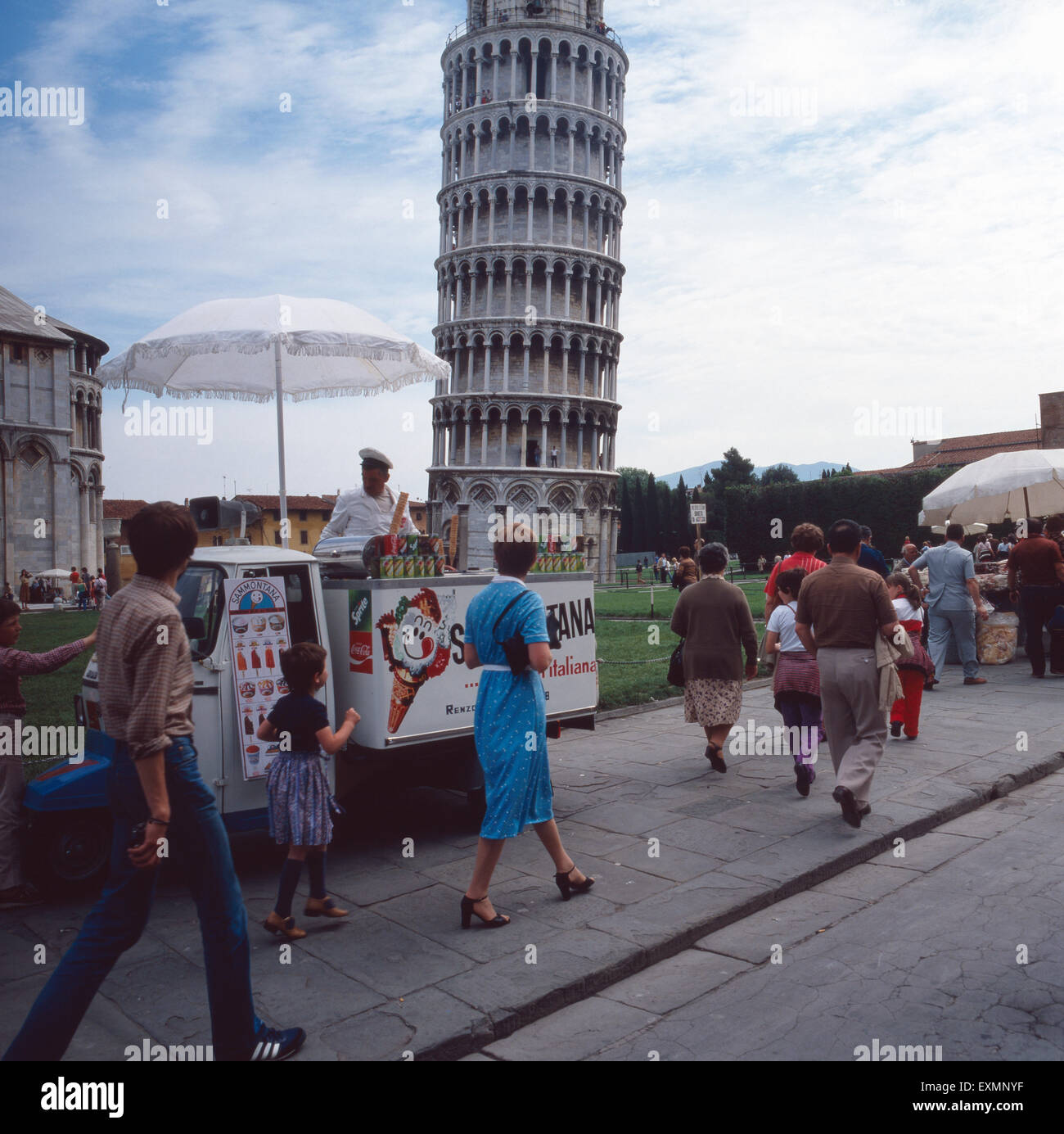 Ein Eisverkäufer Vor Dem Schiefen Turm von Pisa, Italien 1980er Jahre. Ein Eismann vor dem schiefen Turm von Pisa, Italien der 1980er Jahre. Stockfoto