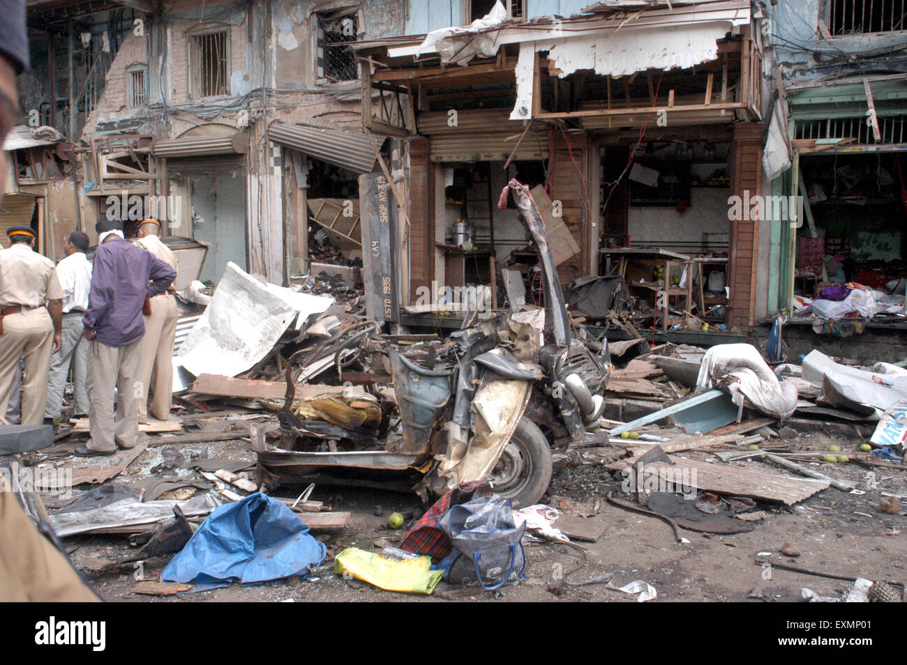 Auto Schaden Terror Bombe Explosion Explosion Zaveri Bazaar Kalbadevi Bombay Mumbai Maharashtra Indien Stockfoto