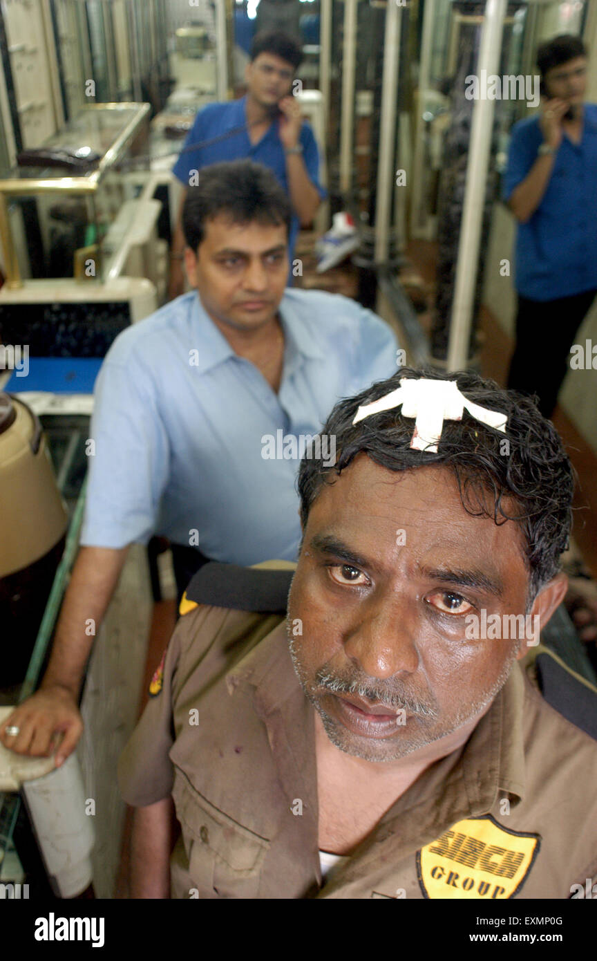 Mann verletzt am Zaveri Bazaar Bombenanschlag am J J Hospital nach Behandlungskopf Bombay Mumbai Maharashtra Indien Verband Stockfoto