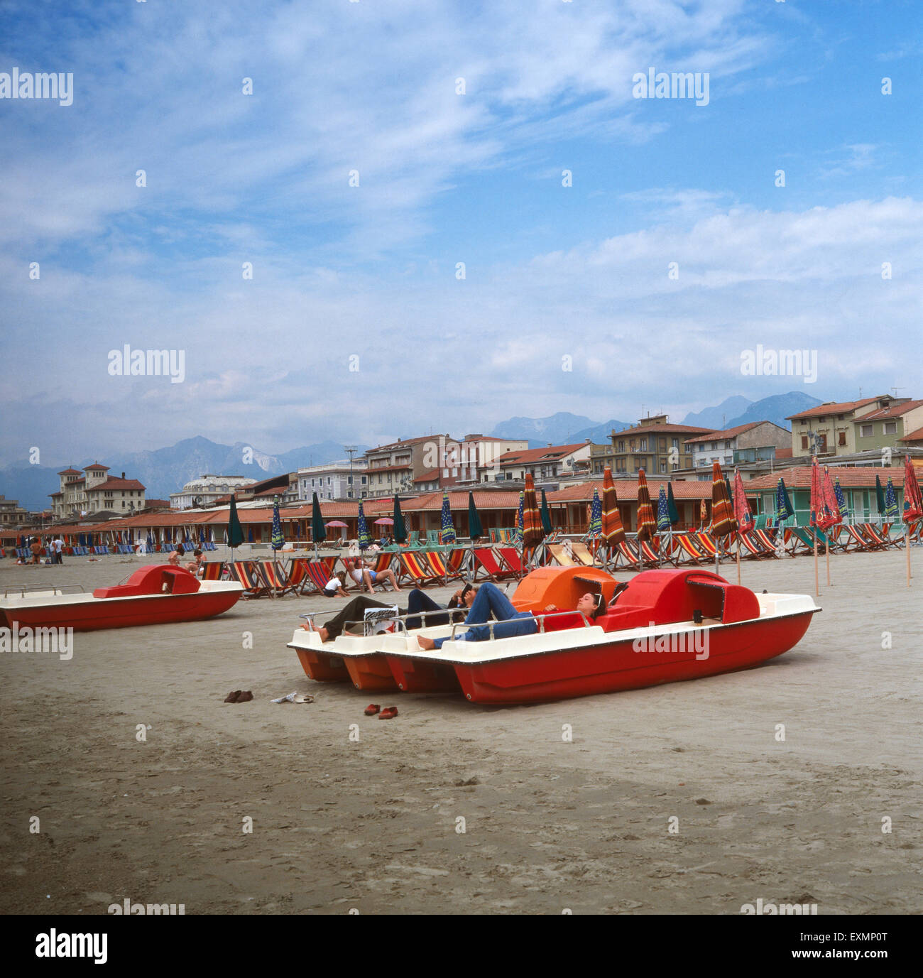 Badeurlaub bin Strand von Viareggio, Italien 1980er Jahre. Urlaub am Meer in Viareggio, Italien der 1980er Jahre. Stockfoto