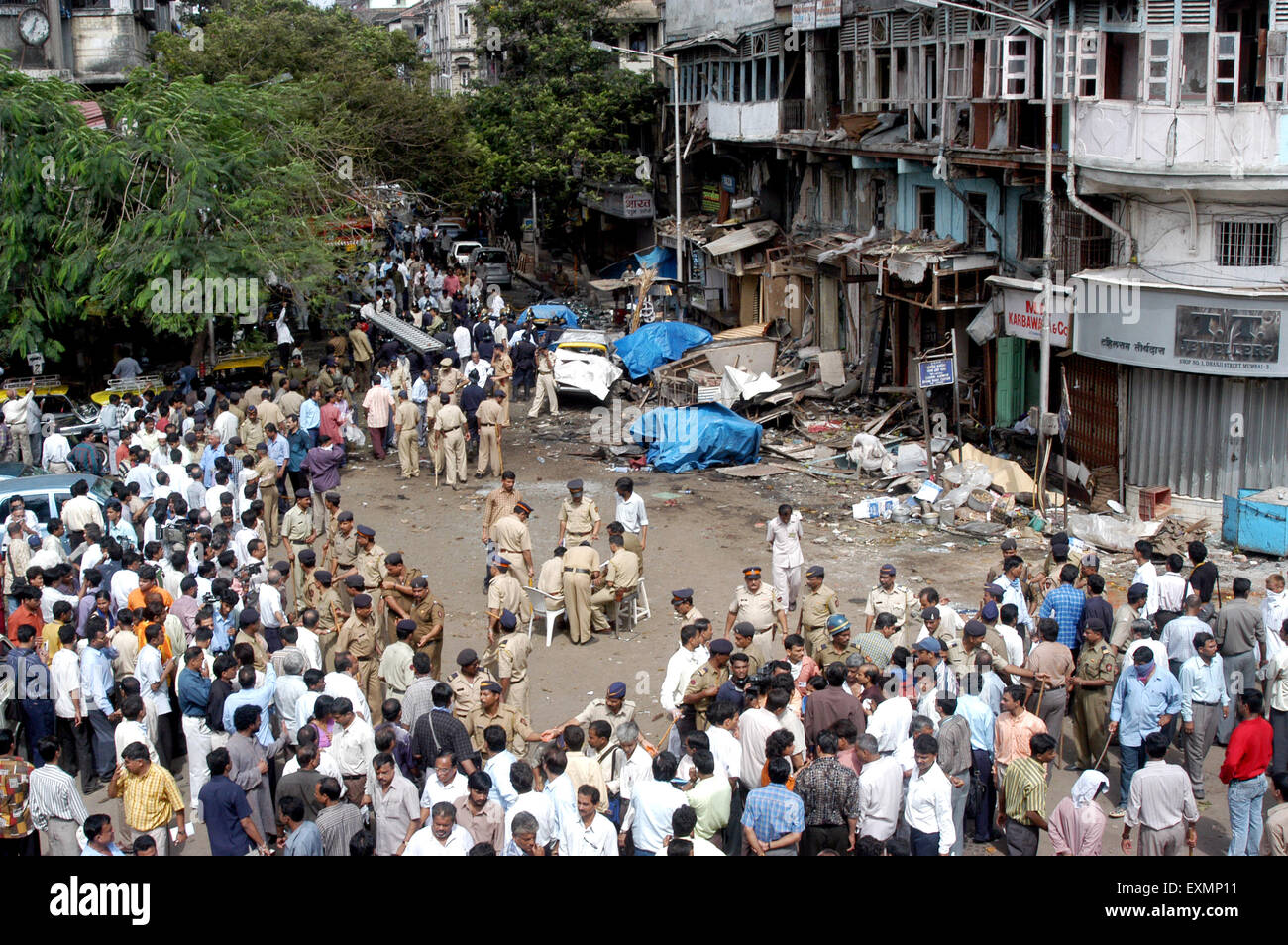 Polizisten, die Inspektion Website Terror Bombe Explosion vieler Menschen versammelt Zaveri Bazaar Kalbadevi Bombay Mumbai Maharashtra, Indien Stockfoto