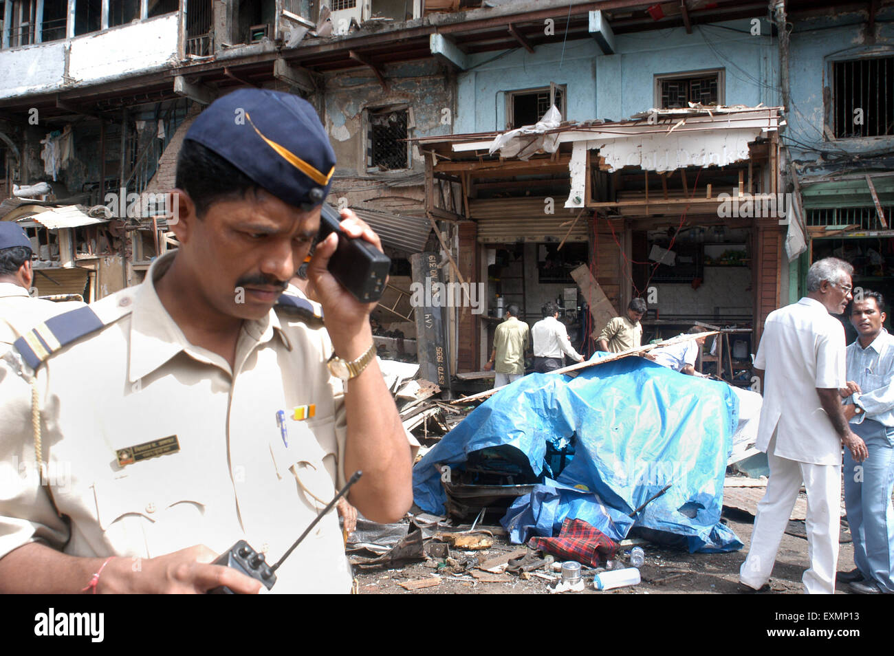 Polizist teilen Details der Explosion zu Kopf Vierteln Walkie Talkie Explosion am Zaveri Bazaar Kalbadevi Bombay Mumbai Maharashtra, Indien Stockfoto