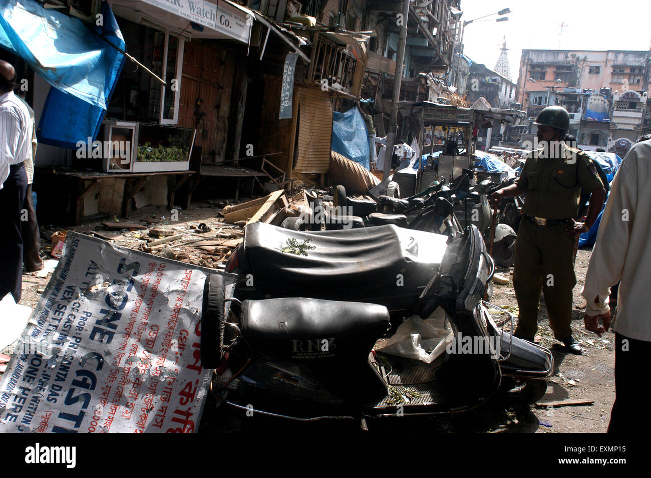 Polizist bei Schäden, die durch die Bombe blast Inspektion Zaveri Basar Kalbadevi Bombay Mumbai Maharashtra Indien suchen - mpd 112708 Stockfoto