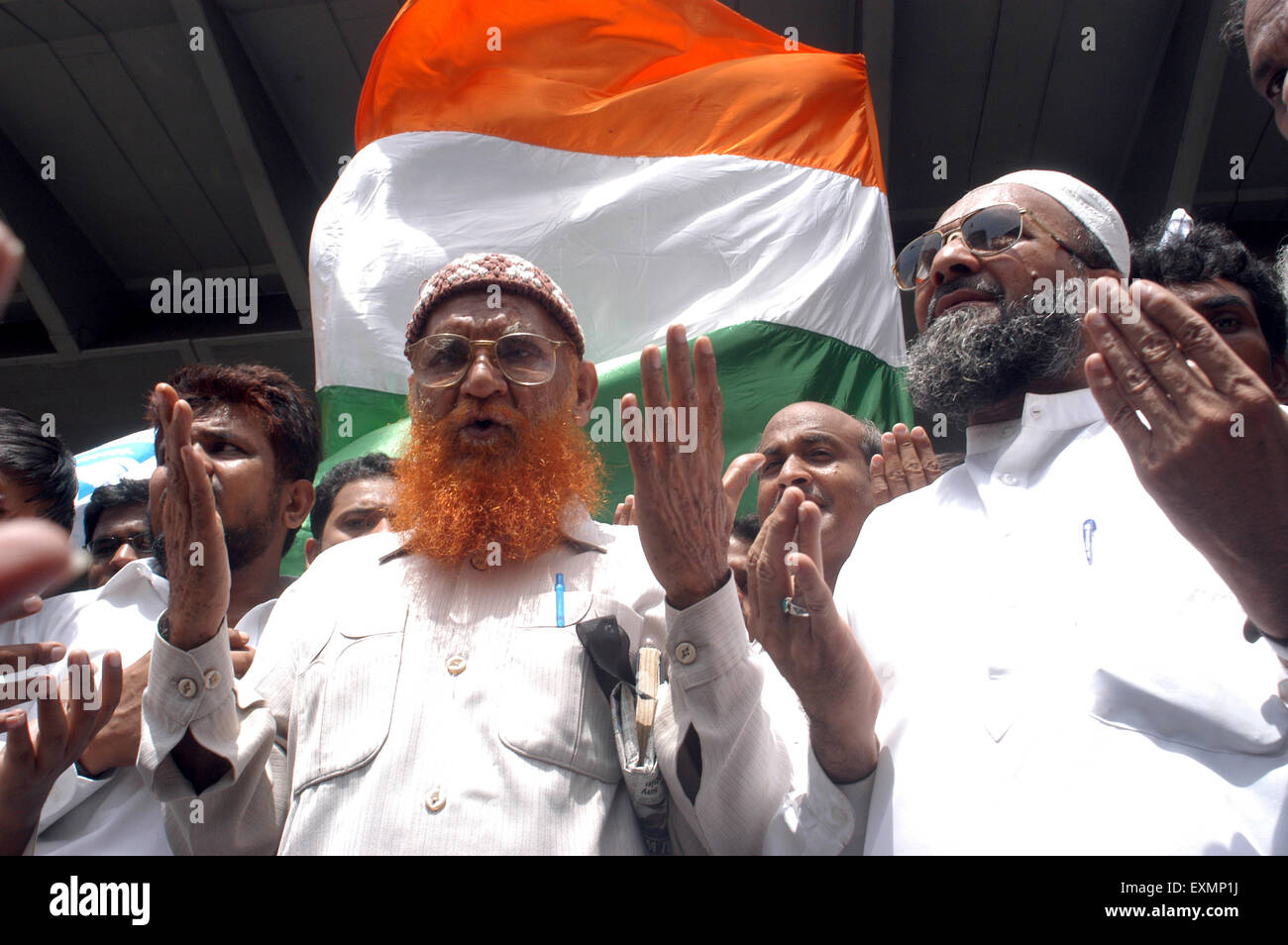 Mitglieder der Minderheit Muslime beten für die Toten und verletzten Zaveri-Basar Kalbadevi Bereich Mumbai Indien Stockfoto