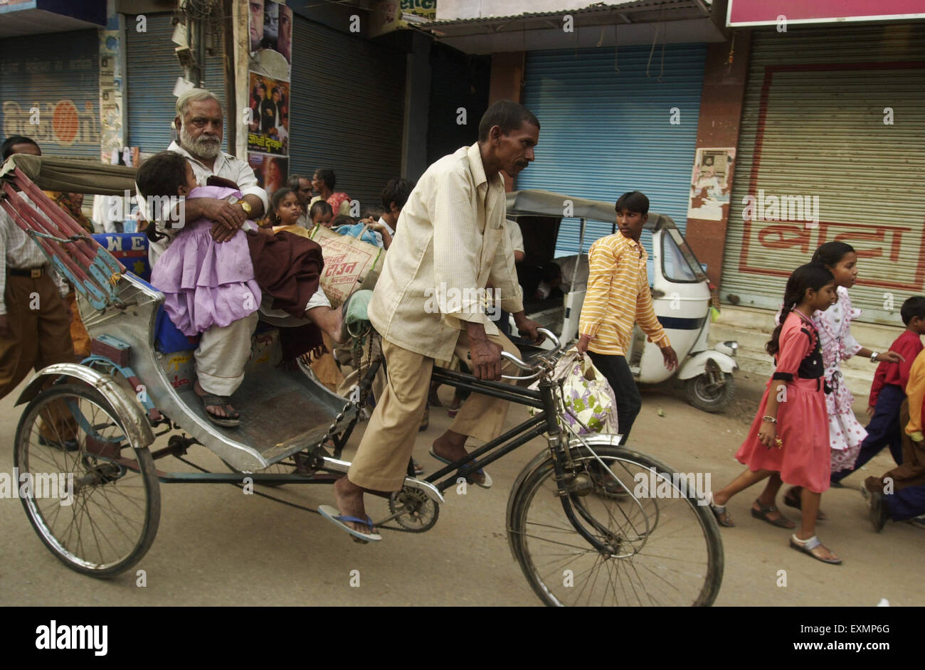 Mann mit Kind sitzt auf Dreirad-Rikscha, Banaras, Benaras, Varanasi, Uttar Pradesh, Indien, Asien Stockfoto