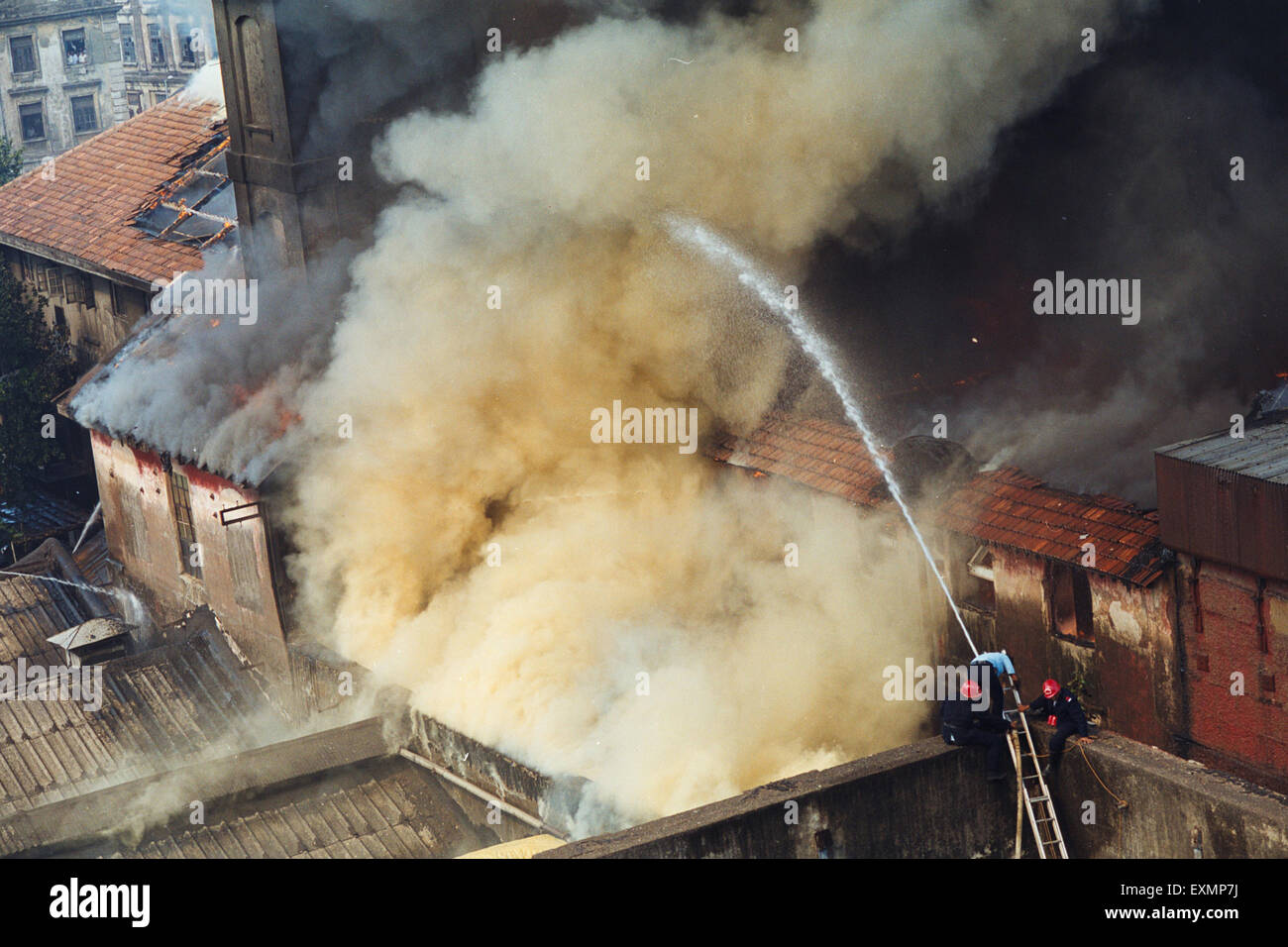 Feuerwehr Sprühwasser zu kontrollieren Feuer Mumbai Indien Stockfoto