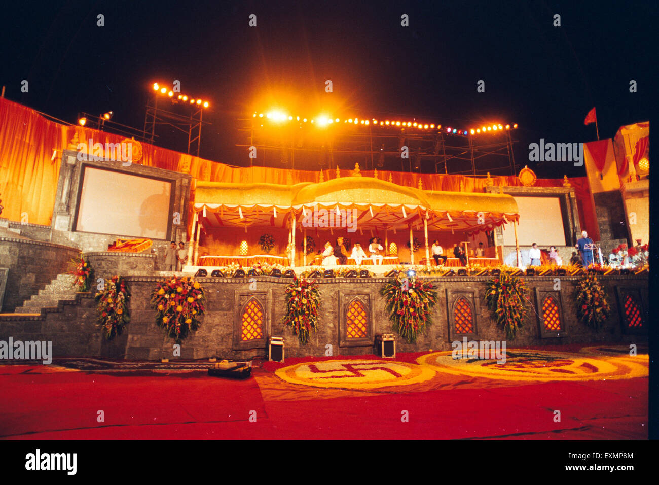 Bühne für politische Kundgebung indische Politiker Manohar Joshi mit Shiv Sena oberste Shri Balasaheb Thackarey Shivaji Park Dadar Mumbai Indien Stockfoto