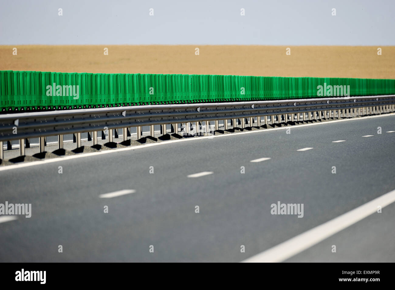 Leere zwei-spurige Autobahn mit Weizenfeld auf dem Hintergrund Stockfoto