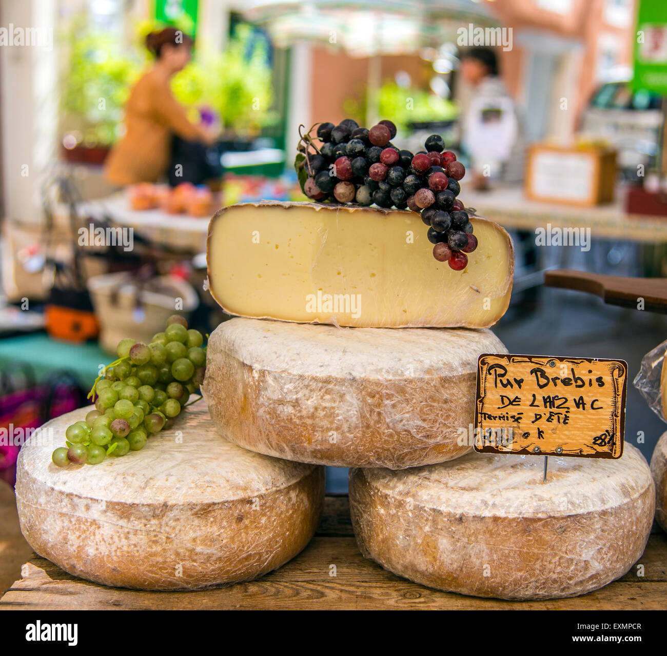 Käse zum Verkauf auf dem Markt, Saint-Remy-de-Provence, Provence, Frankreich Stockfoto