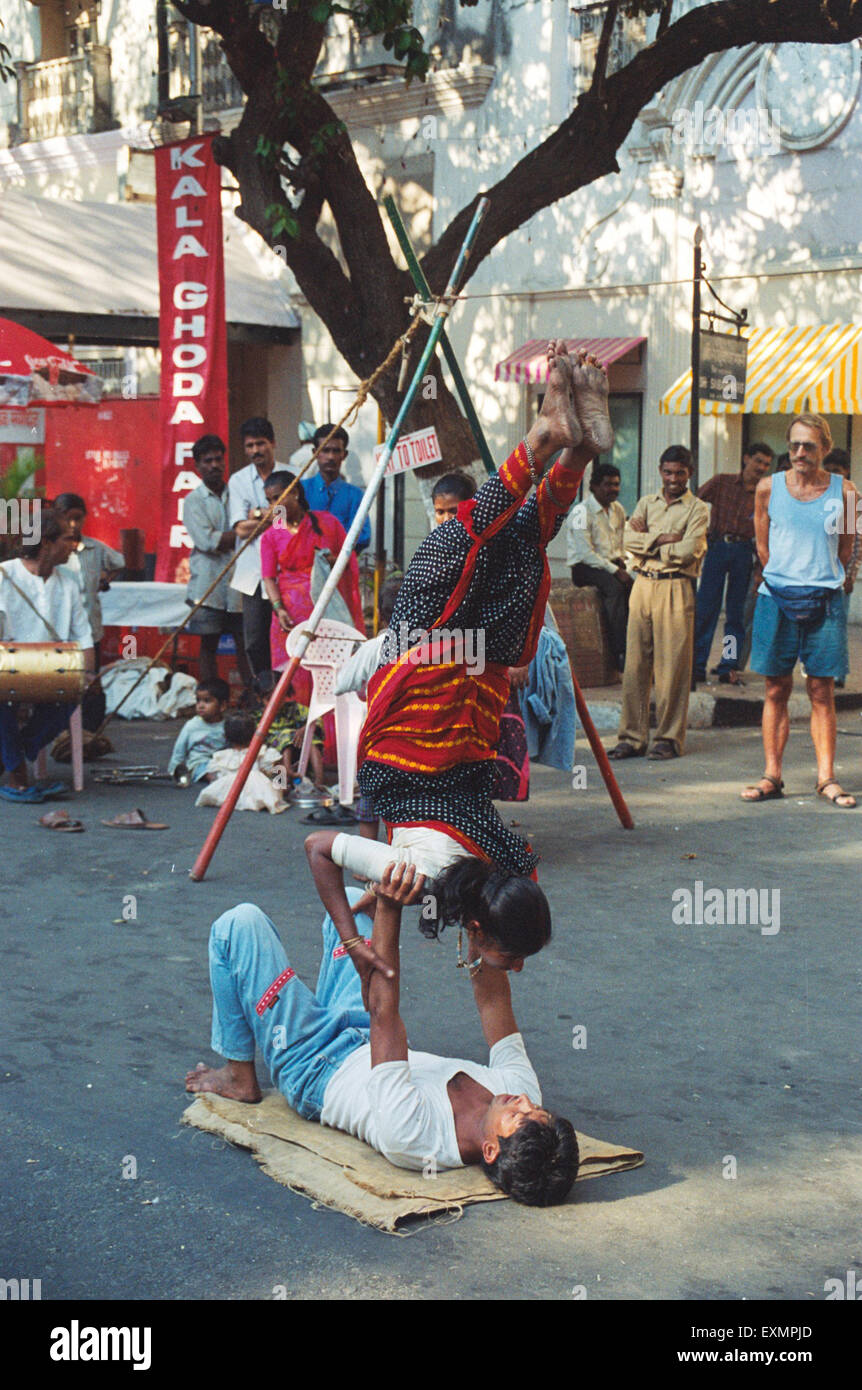 Straße Akrobaten erklingt in Kala Ghoda Messe Bombay Mumbai Maharashtra, Indien Stockfoto