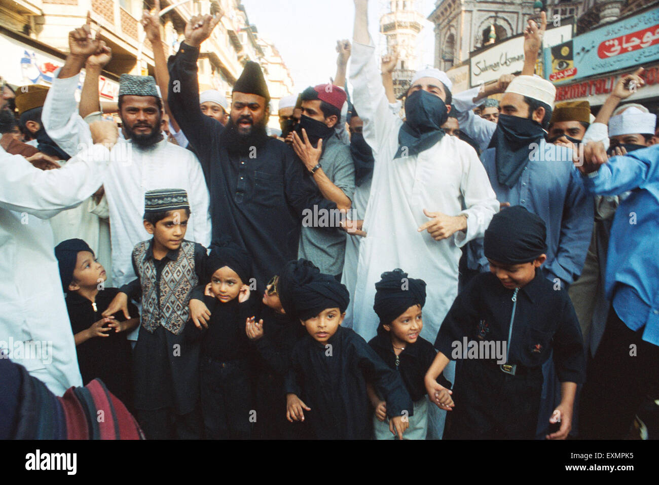 Muslime Männer Kinder in schwarzem Kleid protestieren gegen die agitierende Abriss von Babri Masjid, Bombay, Mumbai, Maharashtra, Indien, Asien Stockfoto