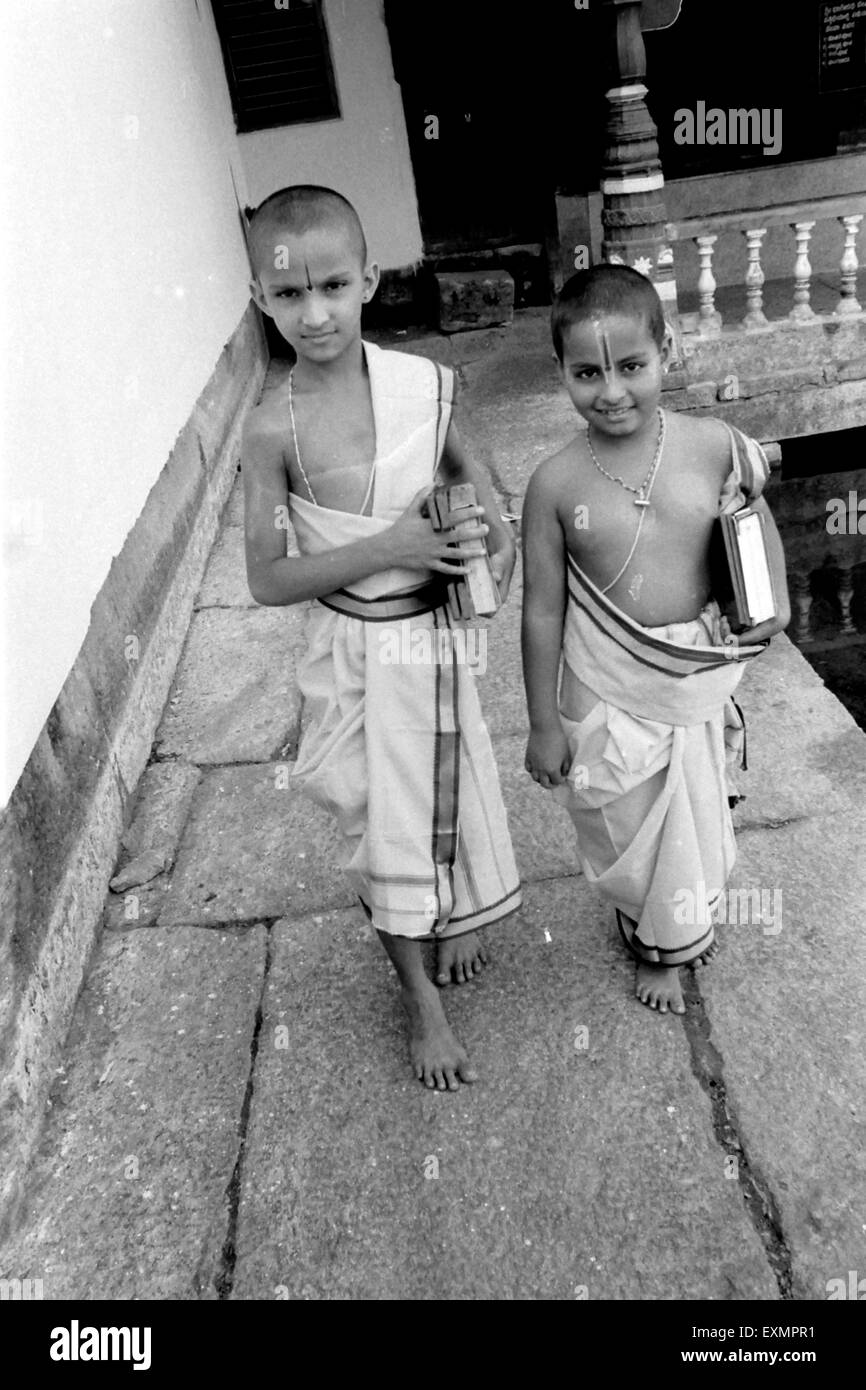 Jungen lernen alte vedische kulturelle Bildung, Prahlada Gurukula, Pejavara Matha, Thenkpete, Udupi, Karnataka, Indien, Asien Stockfoto