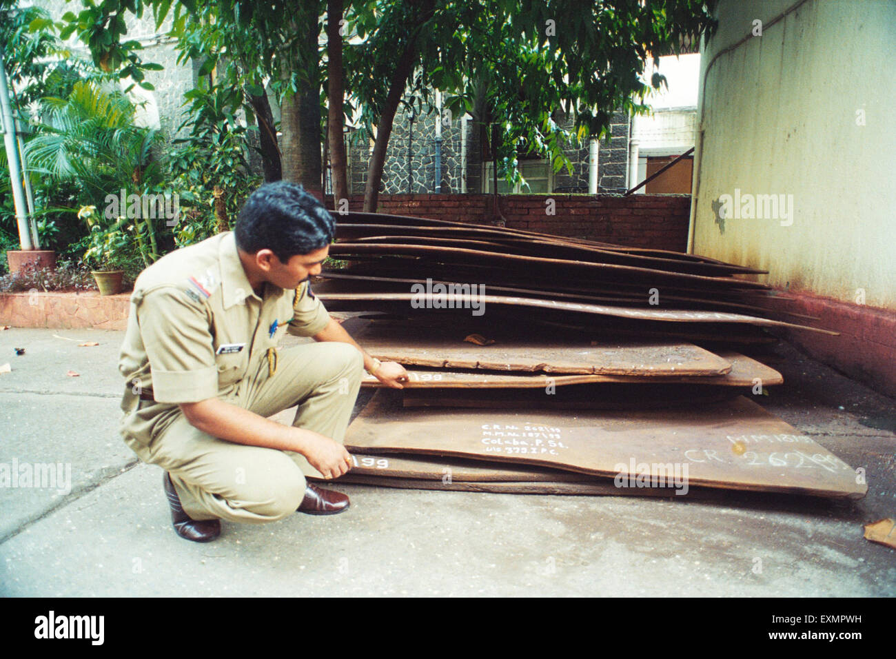 Polizist überprüft gestohlene eingefangene Stahlplatten, Bombay, Mumbai, Maharashtra, Indien, Asien Stockfoto