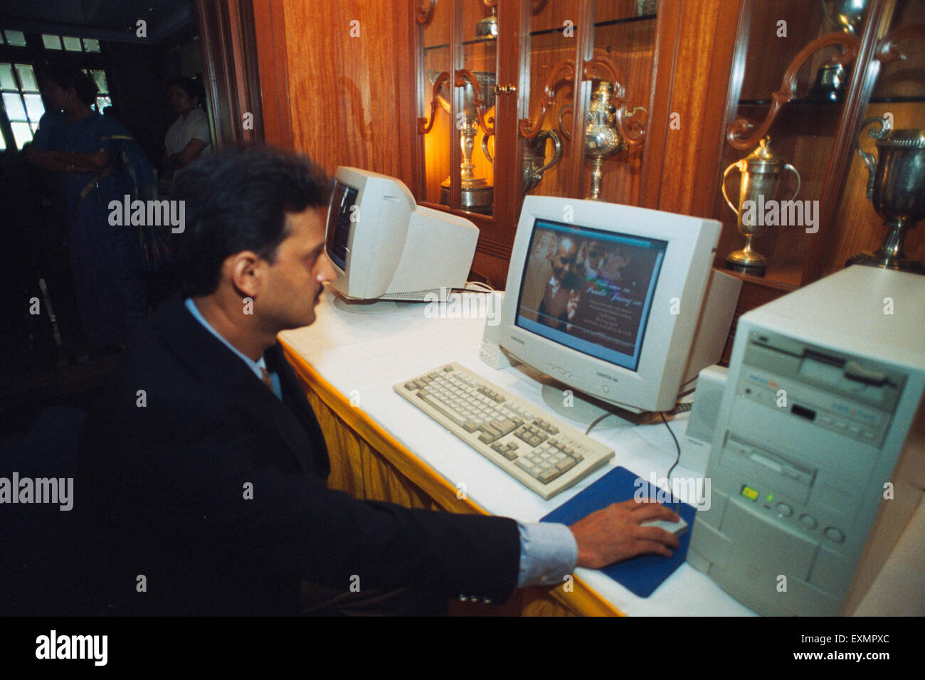 Mann, der am Computer arbeitet, Bombay, Mumbai, Maharashtra, Indien, Asien Stockfoto