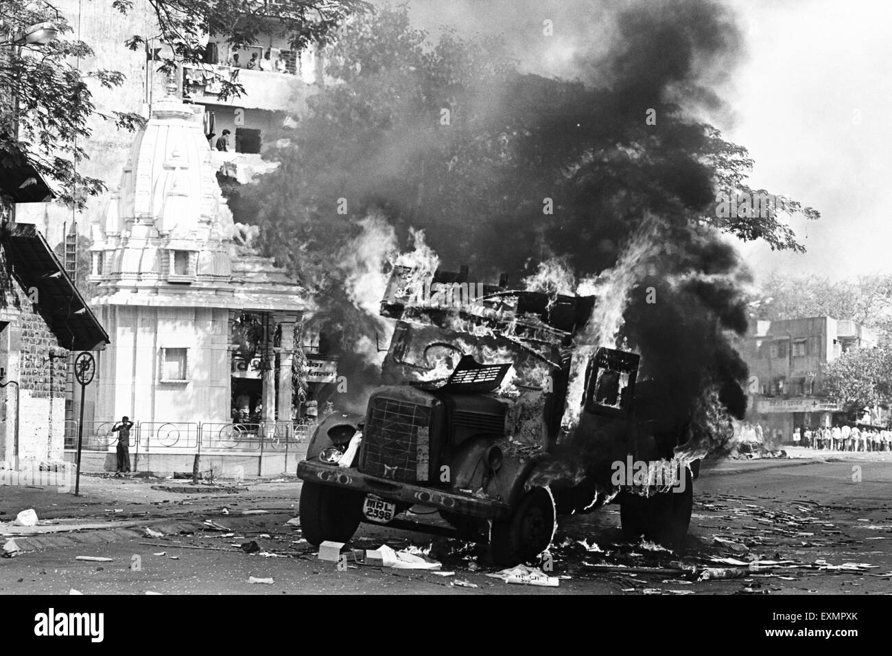 LKW verbrannte brennende Unruhen Demonstration Agitation bombay mumbai maharashtra indien asien Stockfoto