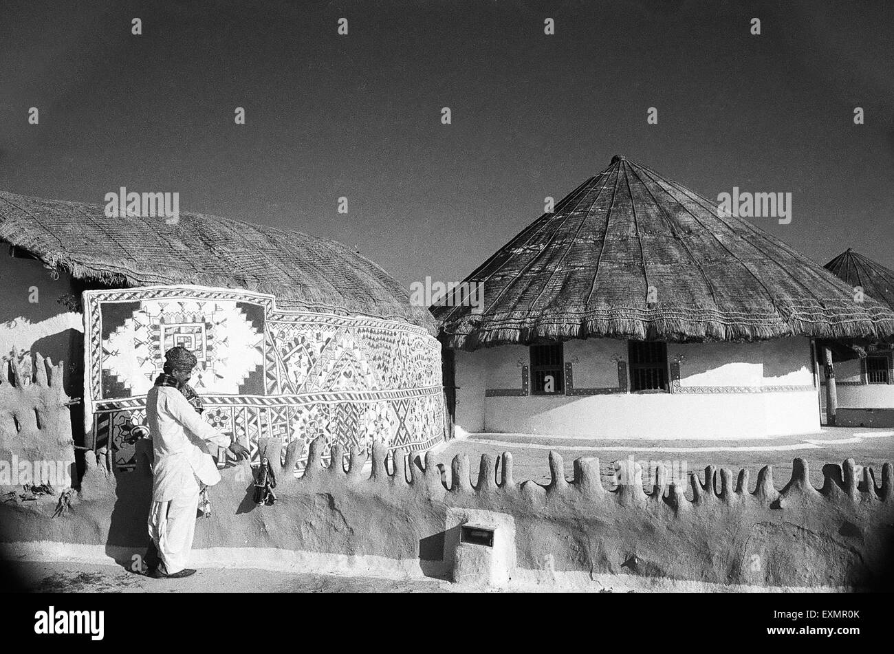 Urige Hütten mit Wände geschmückt mit Zeichnungen Hudko Kutch Gujarat Indien Stockfoto
