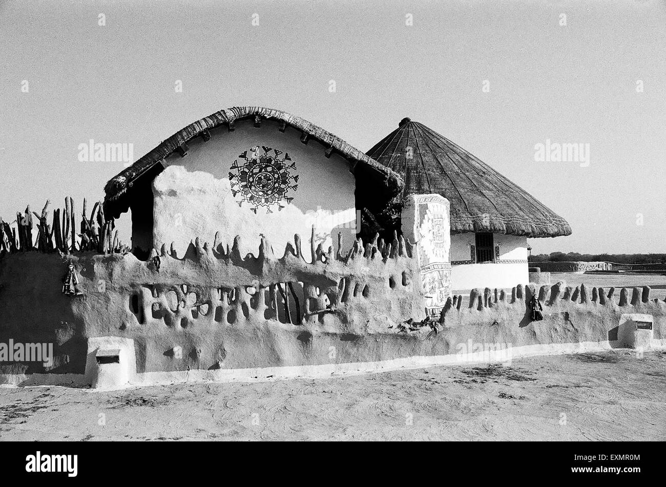 Urige Hütten mit Wände geschmückt mit Zeichnungen Hudko Kutch Bezirk Gujarat Indien Stockfoto