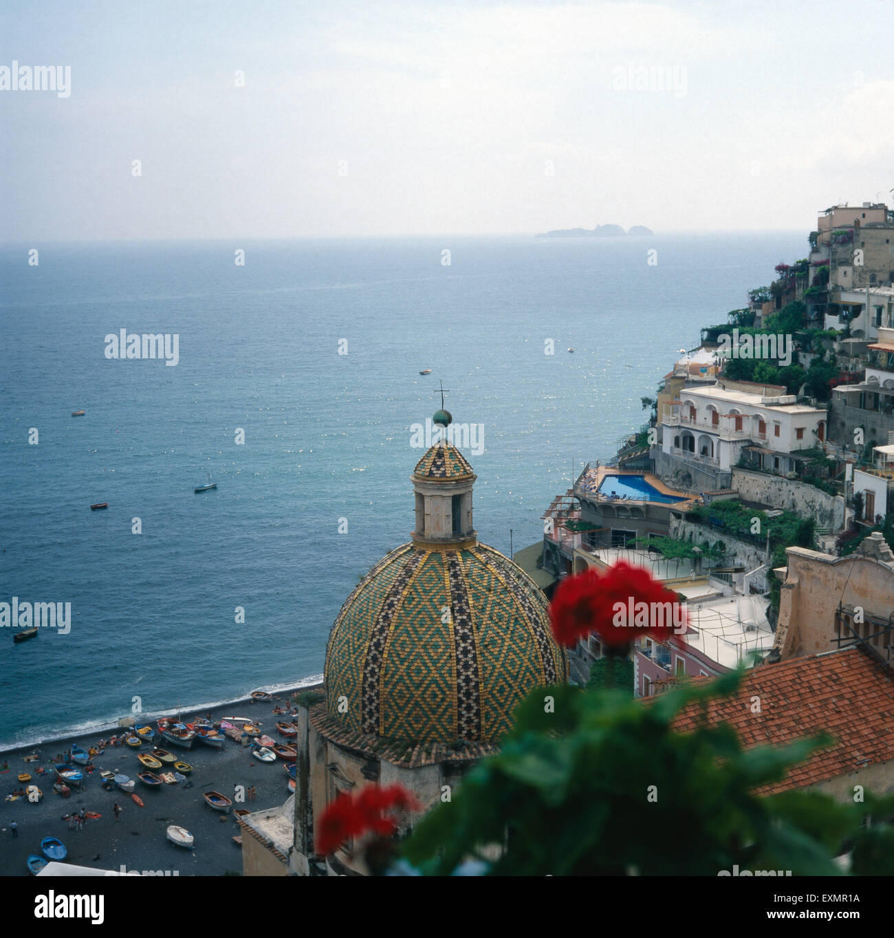 Sterben Sie Kirche Santa Maria Assunta in Positano, Italien 1980er Jahre. Die Kirche Santa Maria Assunta in Positano, Italien der 1980er Jahre. Stockfoto