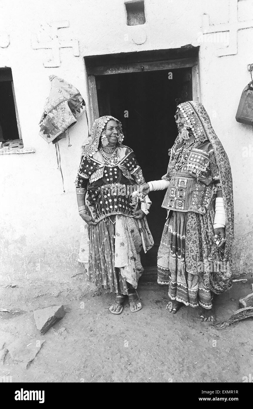 Banjara Frauen in traditioneller Kleidung, Bijapur, Karnataka, Indien, Asien Stockfoto