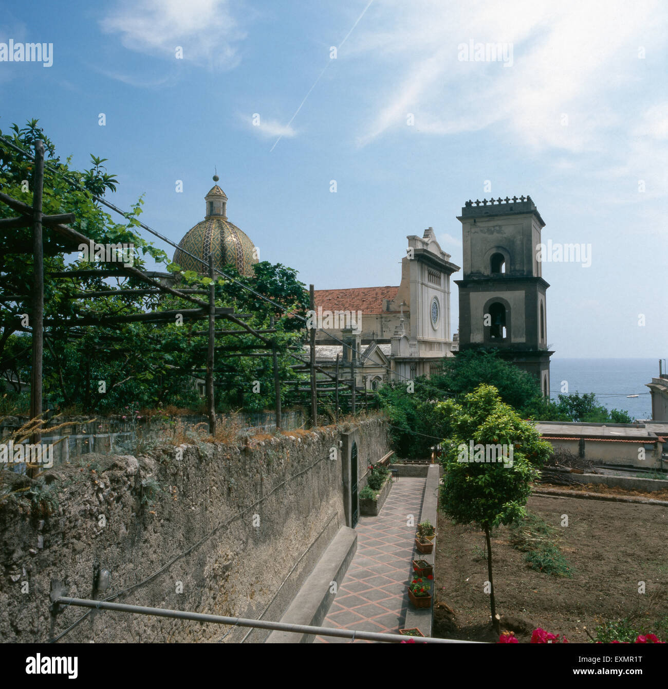Sterben Sie Kirche Santa Maria Assunta in Positano, Italien 1980er Jahre. Die Kirche Santa Maria Assunta in Positano, Italien der 1980er Jahre. Stockfoto