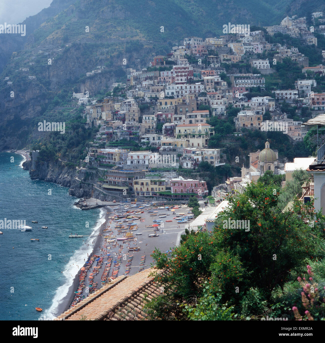 Aussicht Auf die Kirche Santa Maria Assunta in Positano, Italien 1980er Jahre. Blick auf die Kirche Santa Maria Assunta in Positano, Italien der 1980er Jahre. Stockfoto