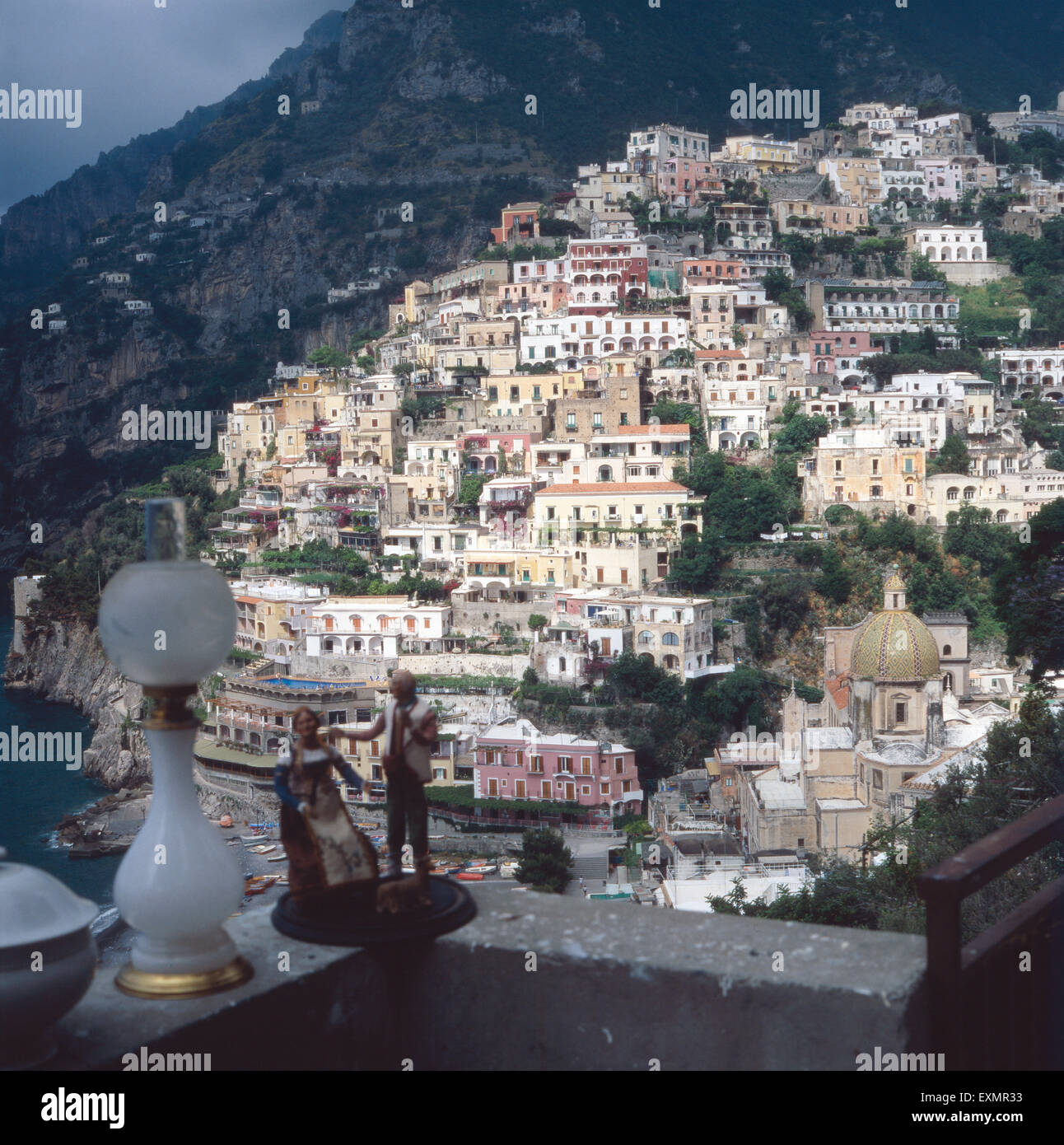 Aussicht Auf die Kirche Santa Maria Assunta in Positano, Italien 1980er Jahre. Blick auf die Kirche Santa Maria Assunta in Positano, Italien der 1980er Jahre. Stockfoto