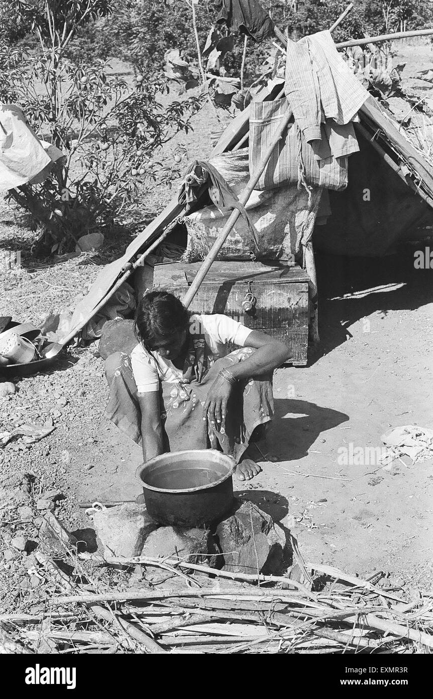 Ländliche Frau kochen vor ihrem Zelt-Haus; Lokur Dorf; Dharwar Bezirk; Bijapur Bezirk; Karnataka; Indien Stockfoto