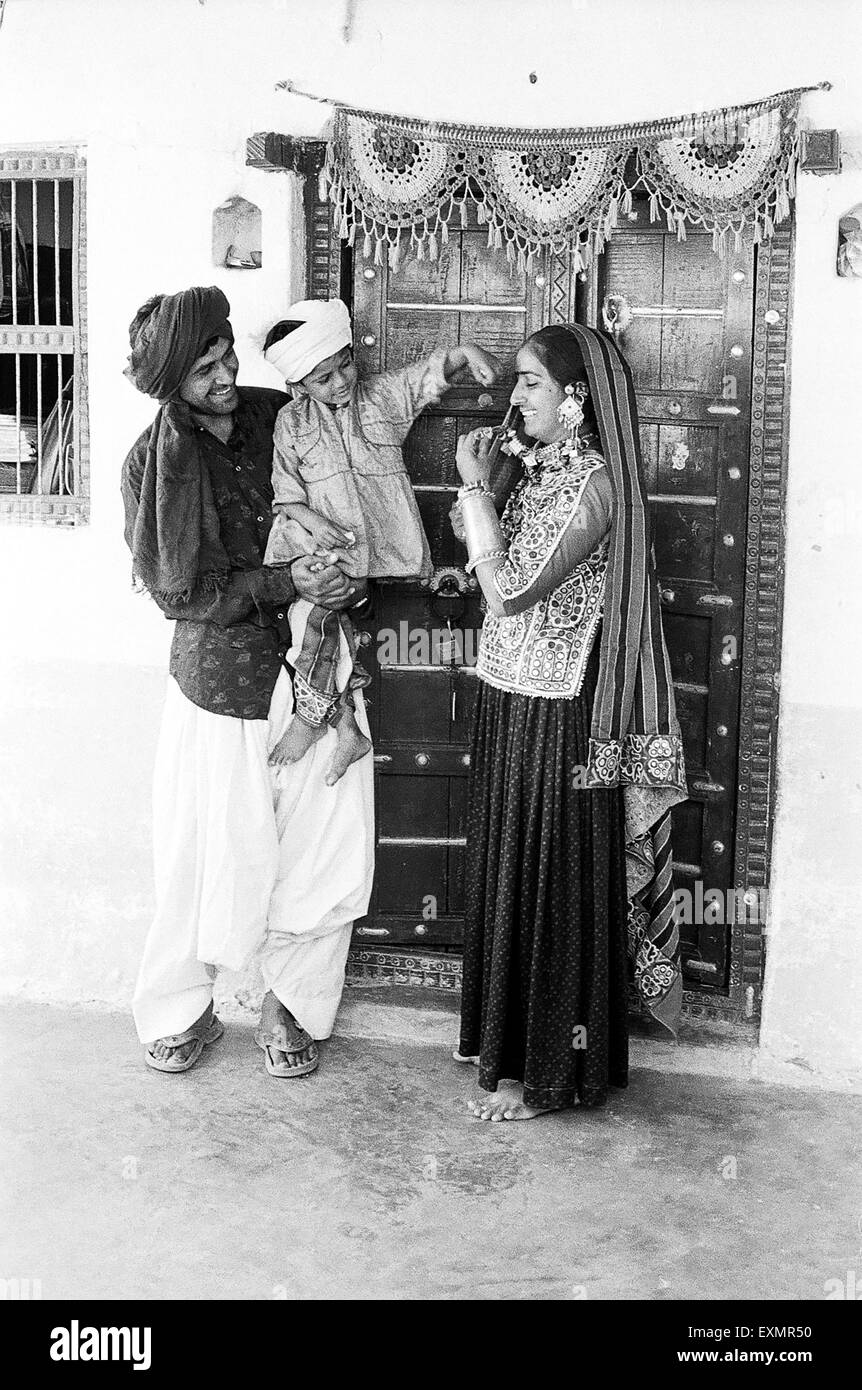 Indische ländlichen Familie vor ihrem Haus in traditioneller Tracht Ghanthali Dorf Kutch, Gujarat Indien Stockfoto