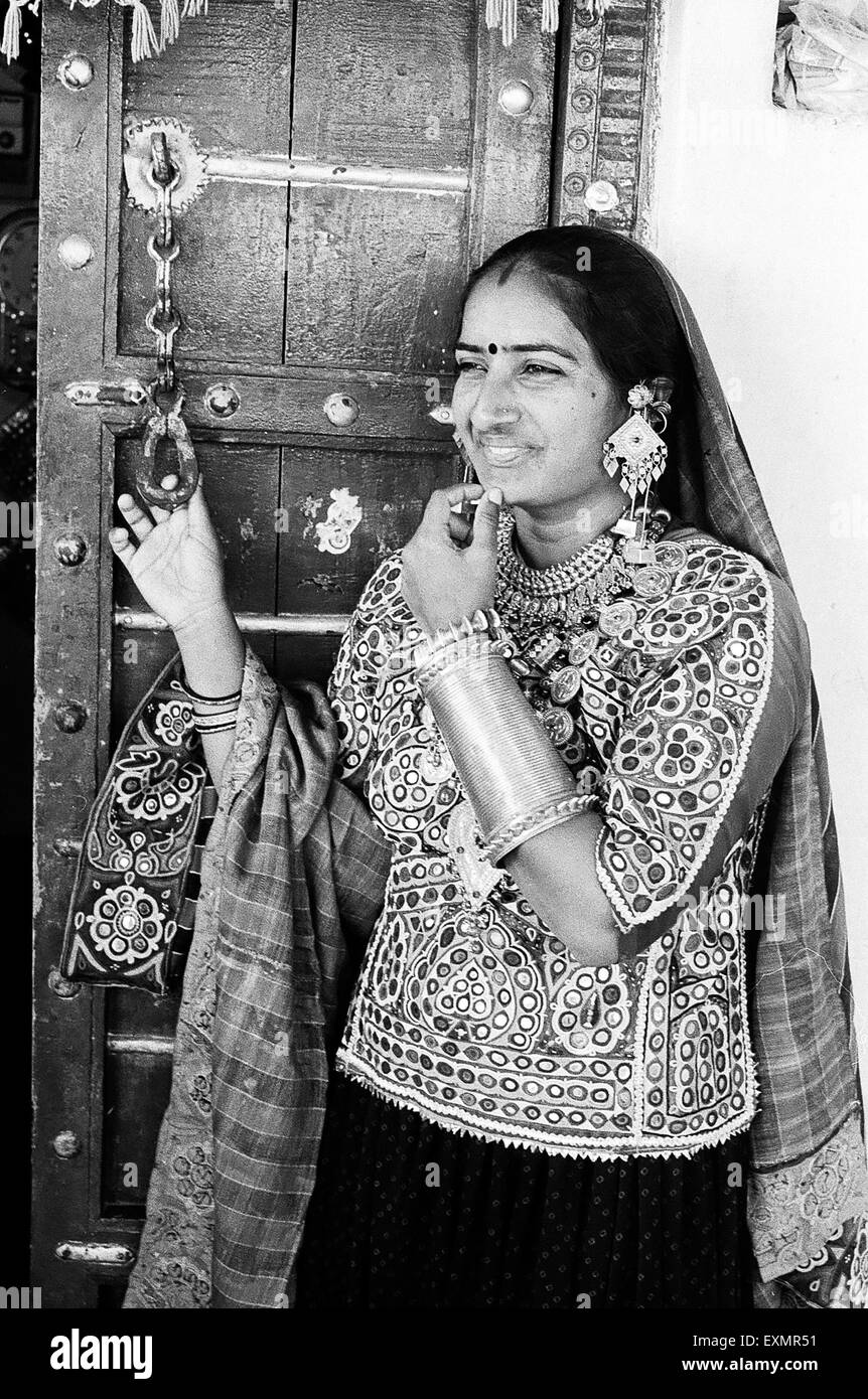 Indische ländliche Frau in traditioneller Kleidung Ghanthali Dorf Kutch Gujarat Indien Stockfoto