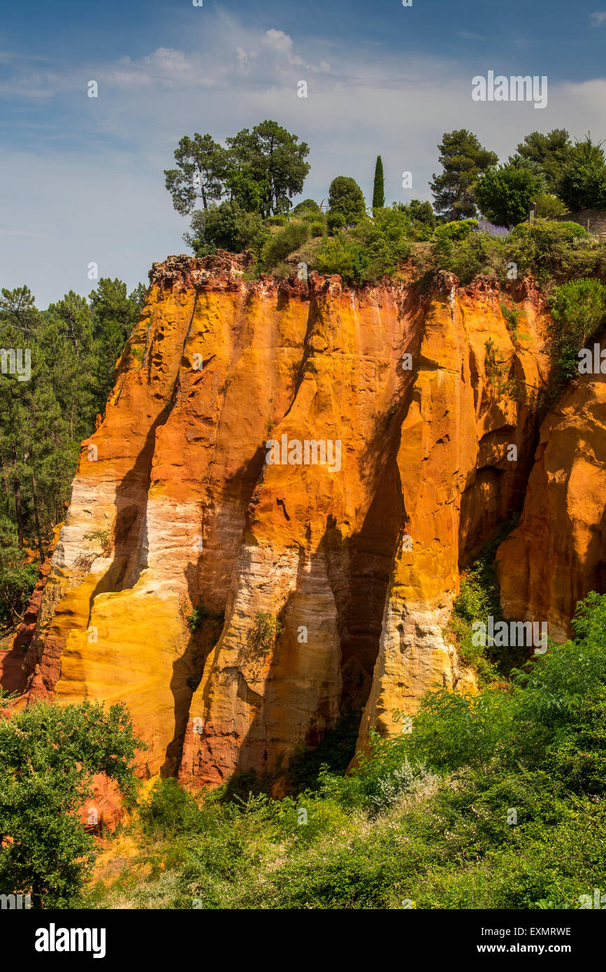 Ocker Felsformationen entlang der Sentier des Ocres trail, Roussillon, Provence, Frankreich Stockfoto